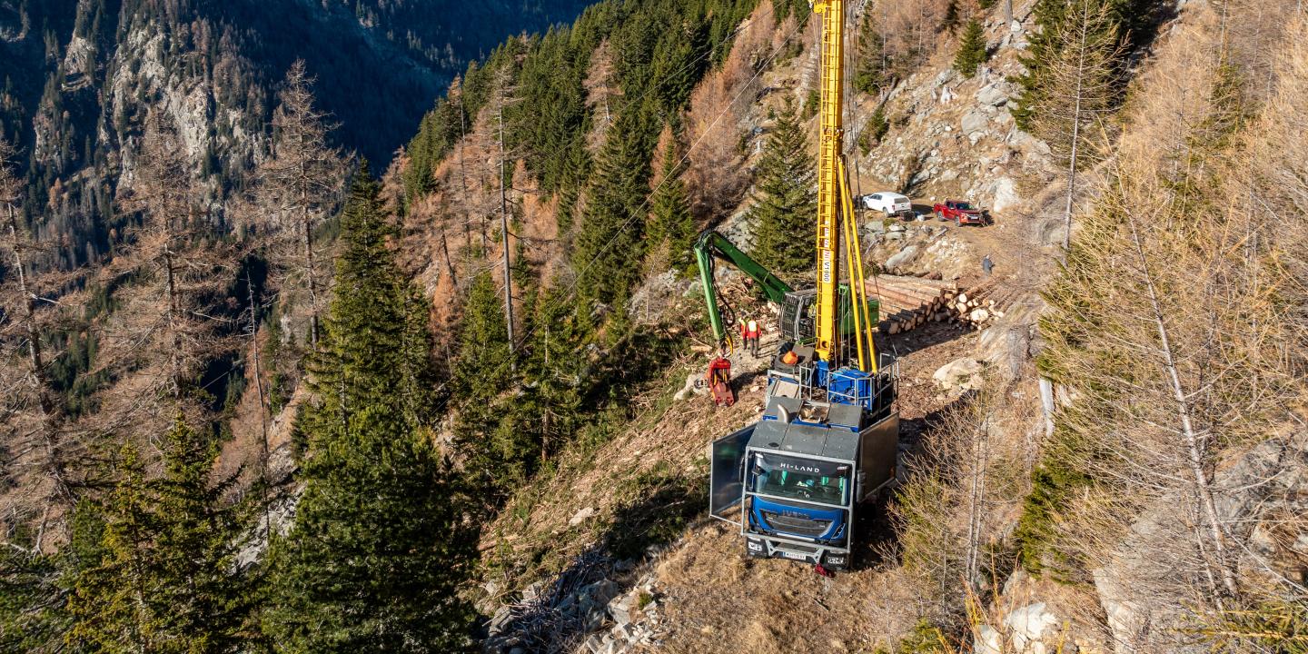 Tauernholz Forstservice Luftbild LKW mit Seilwinde © Peter Maier | © © Peter Maier Holzernte – Wertvolles Holz verantwortungsvoll gewonnen